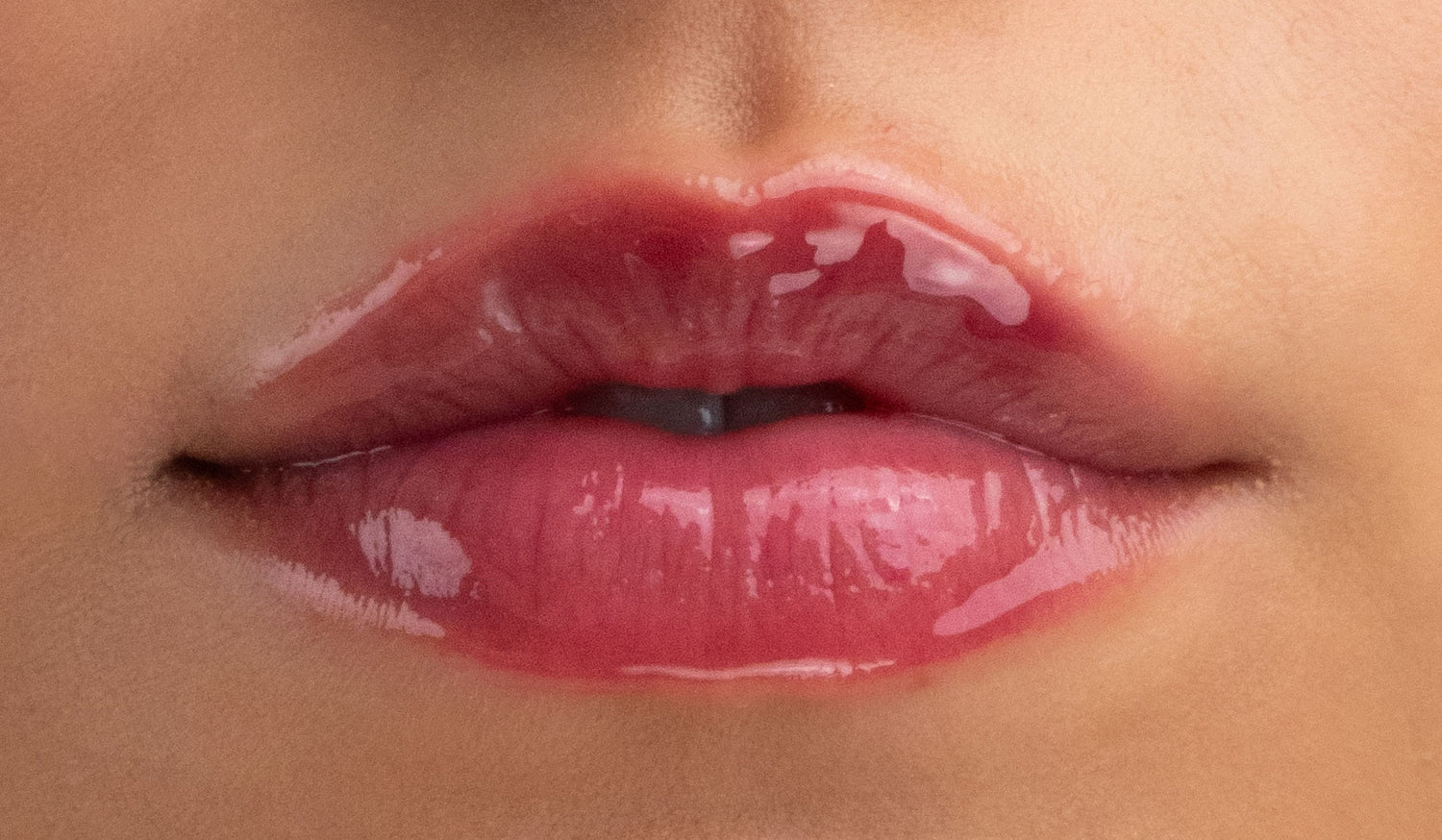 Iconic Lips Berry ajakápoló bordó árnyalatban, hatása ajkakon használat után
