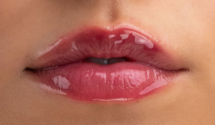 Iconic Lips Berry ajakápoló bordó árnyalatban, hatása ajkakon használat után