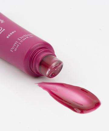 Iconic Lips berry, ízesített, színezett peptides ajakápló kikent textúrával fehér hátteren