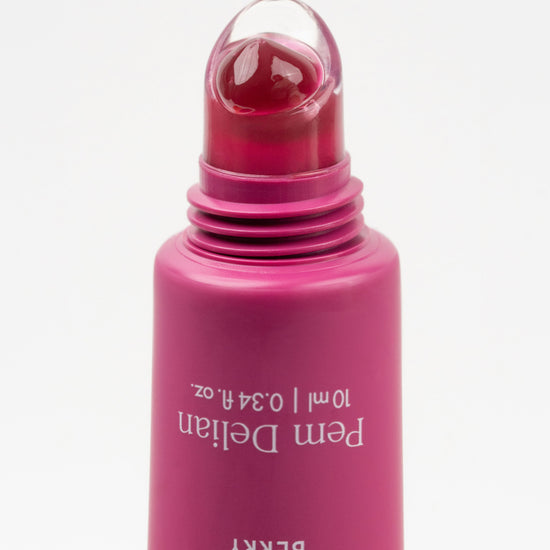 Iconic Lips berryszínezett peptides ajakápoló tubus közelről, letisztult fehér háttéren