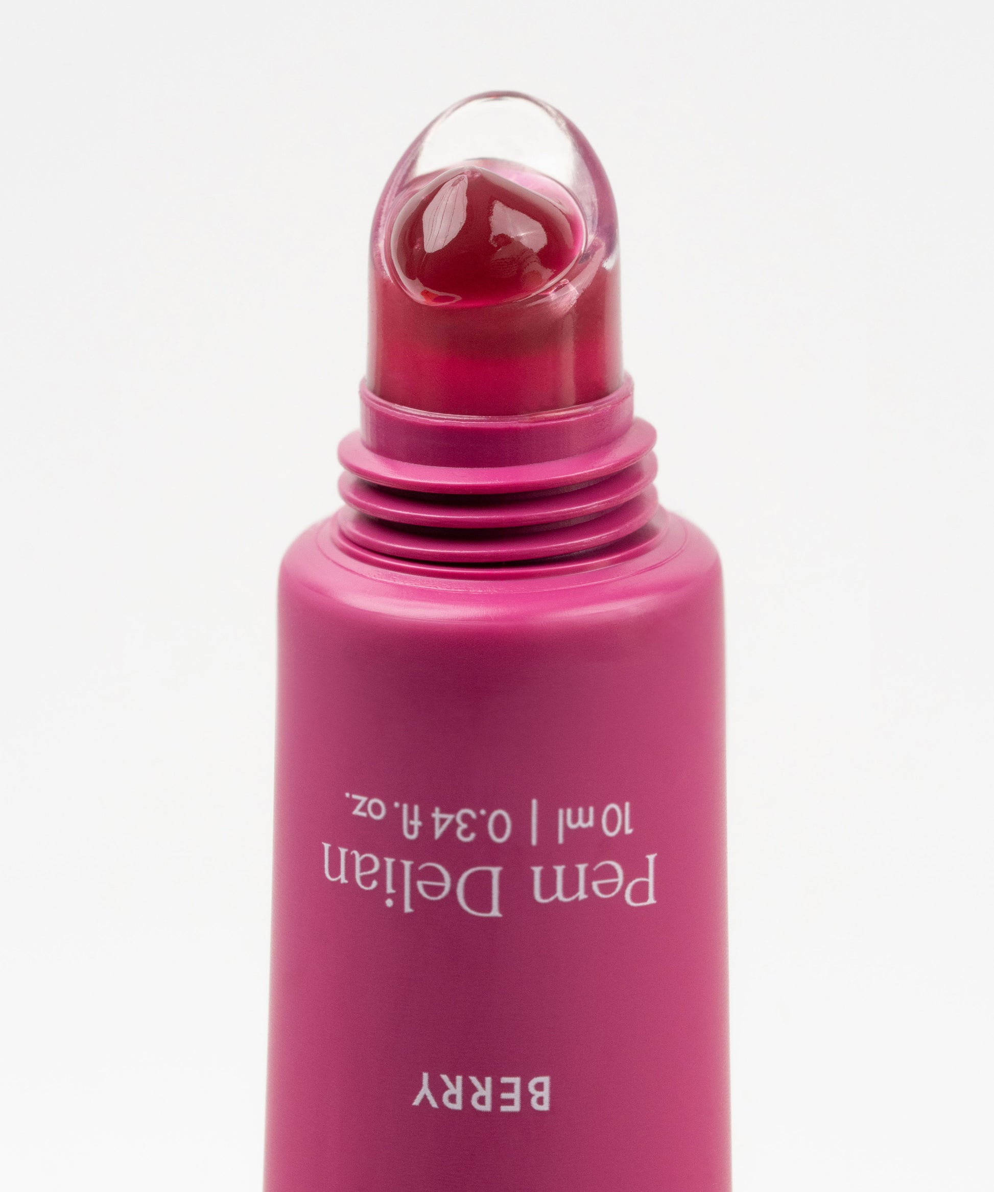 Iconic Lips berryszínezett peptides ajakápoló tubus közelről, letisztult fehér háttéren