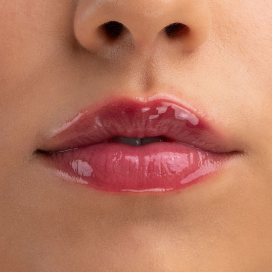 Iconic Lips szájfényhatású, színezett peptides ajakápápoló bordó árnyalatban modell szájára felkenve