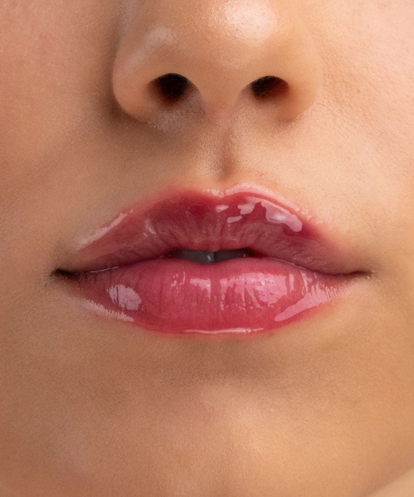 Iconic Lips szájfényhatású, színezett peptides ajakápápoló bordó árnyalatban modell szájára felkenve