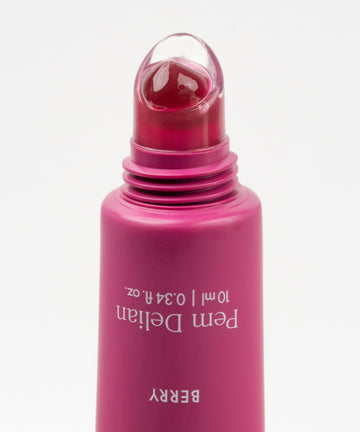 Iconic Lips berry színezett, bordó árnyalatú ajakápoló kinyomva tubusból fehér háttér előtt