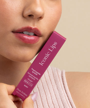 Iconic Lips berry színezett ajakápoló doboza modell arca mellett