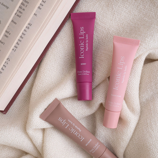 Pm Delian Iconic Lips blush pink, berry, brownie ajakápoló, könyv és takaró háttérrel