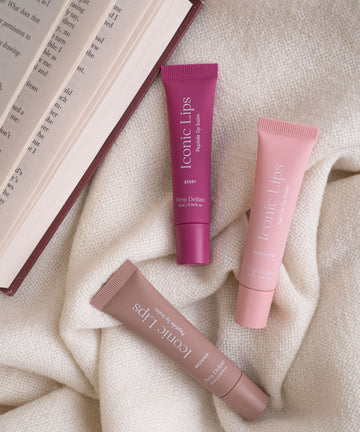 Pm Delian Iconic Lips blush pink, berry, brownie ajakápoló, könyv és takaró háttérrel