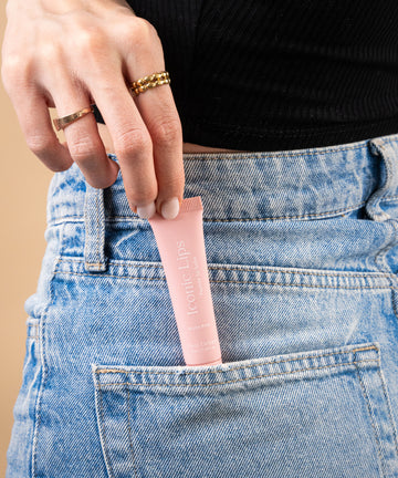 Pem Delian Iconic Lis blush pink ajakápoló farmer hátsó zsebében