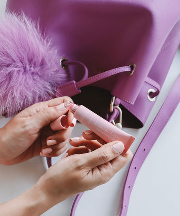 Pem Delian Iconic lips peptides ajakápoló kupak levével modell kezében, plusz lila táska