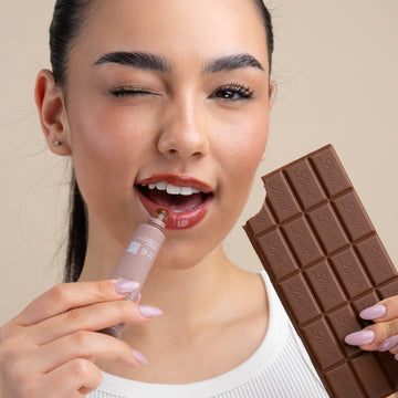 Pem Delian Iconic Lips brownie peptides, színezett ajakápoló barna hajú modellel és csokival