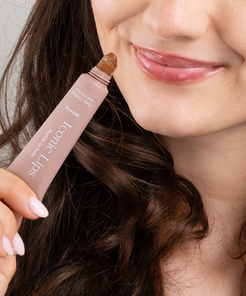 Pem Delian Iconic Lips brownie peptides, színezett ajakápoló  barna hajú modell kezében