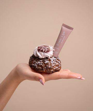 Pem Delian Iconic Lips brownie ajakápoló sütibe beszúrva kézben