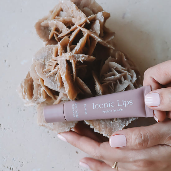 Pem Delian Iconic Lips brownie peptides ajakápoló kézben bemutatva