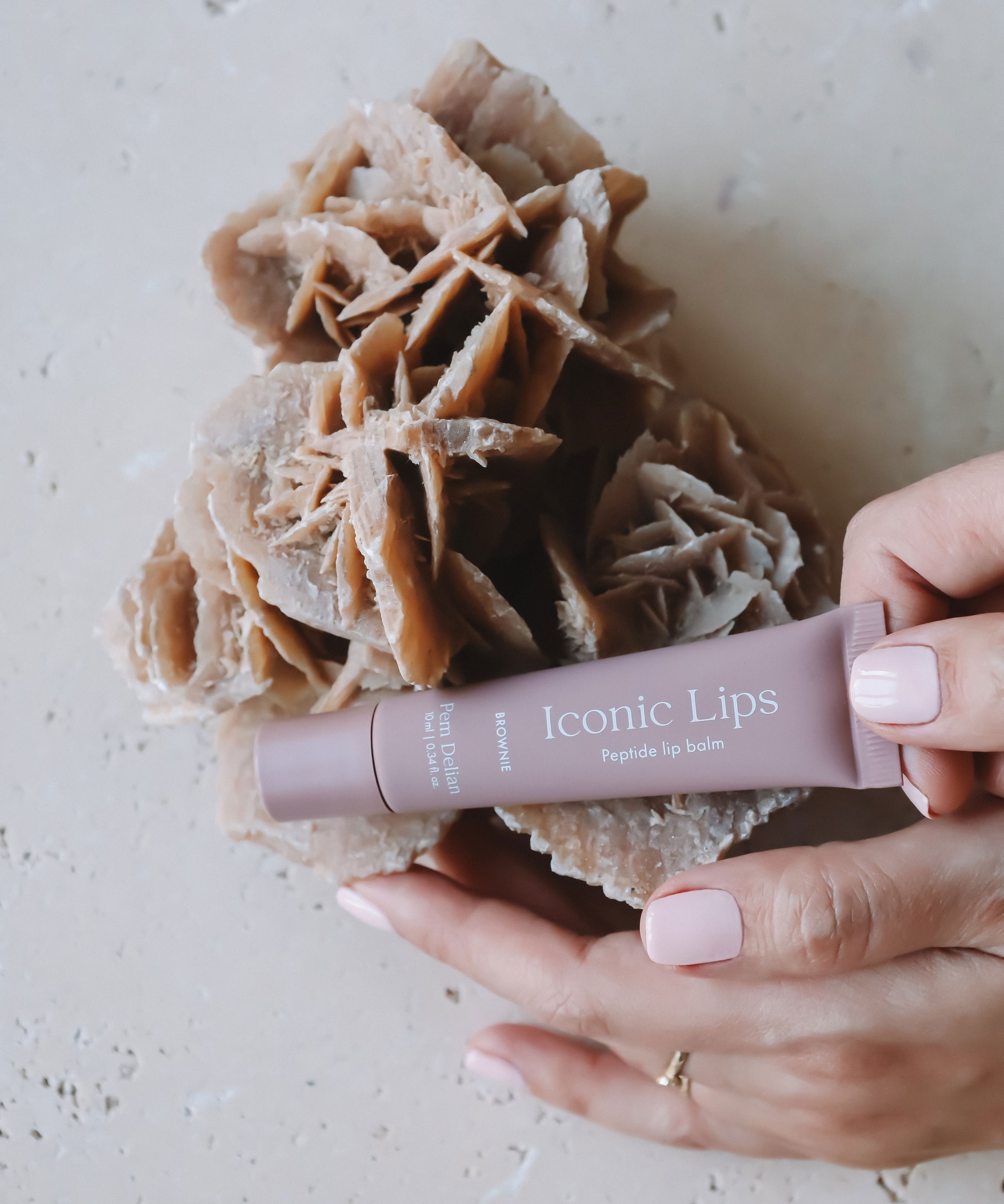 Pem Delian Iconic Lips brownie peptides ajakápoló kézben bemutatva