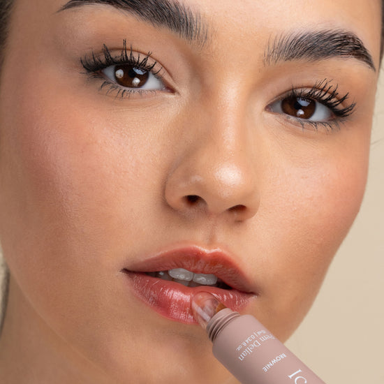 Pem Delian Iconic Lips brownie peptides, színezett ajakápoló barna szemű modell száján