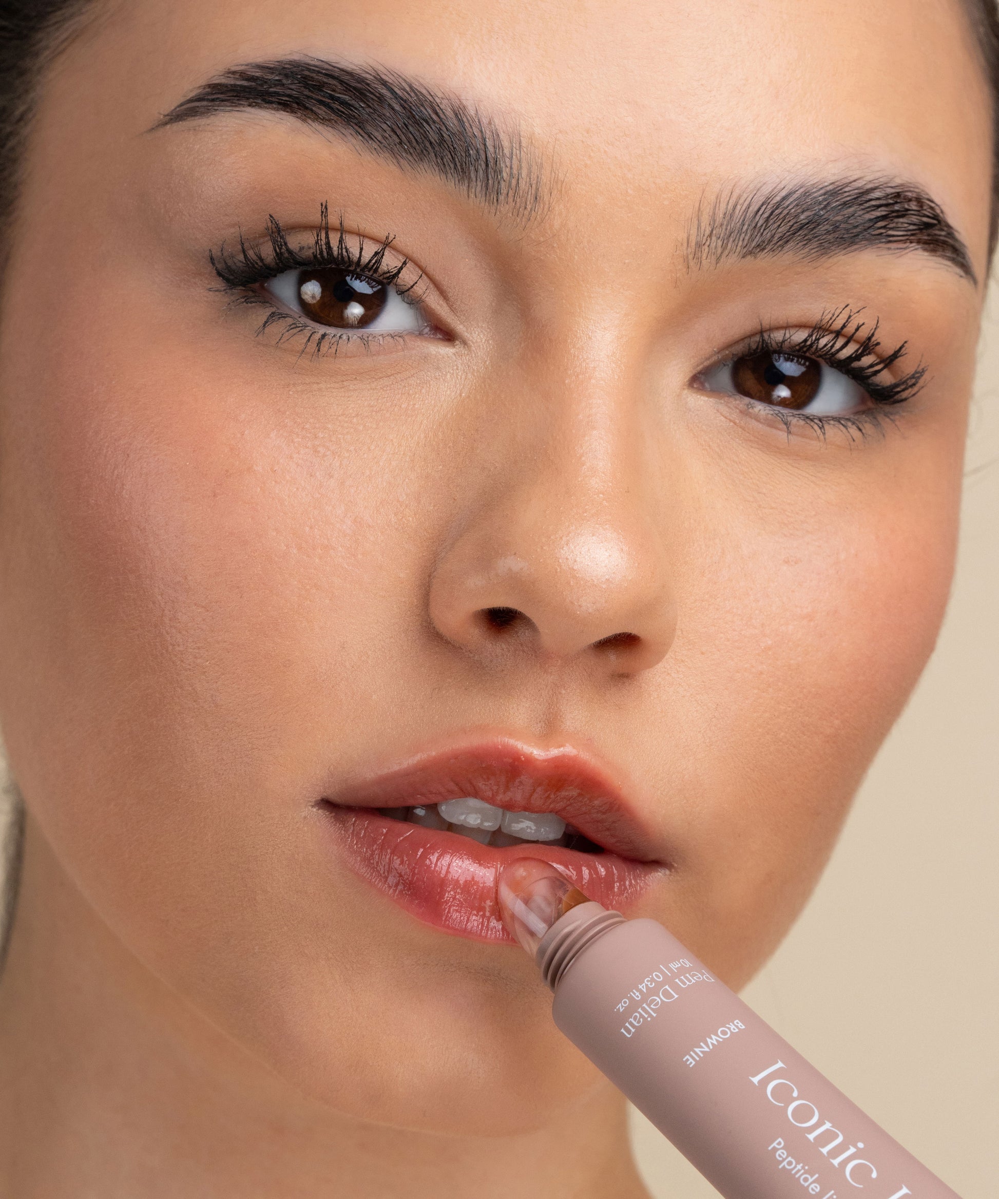 Pem Delian Iconic Lips brownie peptides, színezett ajakápoló barna szemű modell száján