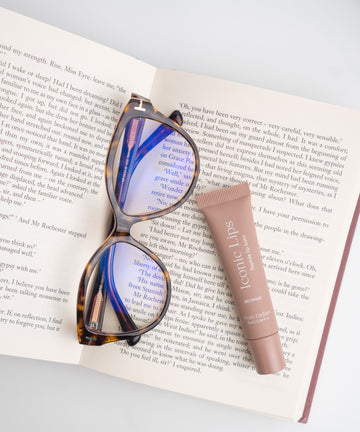 Pem Delian Iconic Lips brownie peptides ajakápoló a könyvön szemüveggel