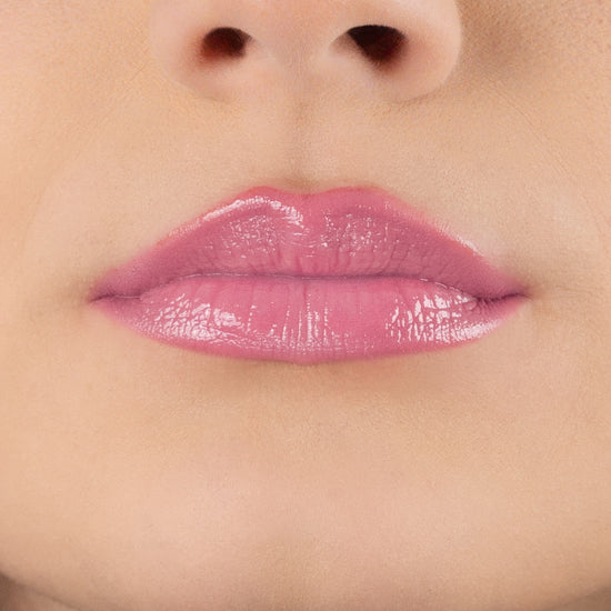 Pem Delian Iconic Lips candy színezett, peptides ajakápoló modell száján