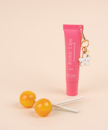 Pem Delian Iconic Lips candy színezett, peptides ajakápoló virágos charmmal
és nyalókával