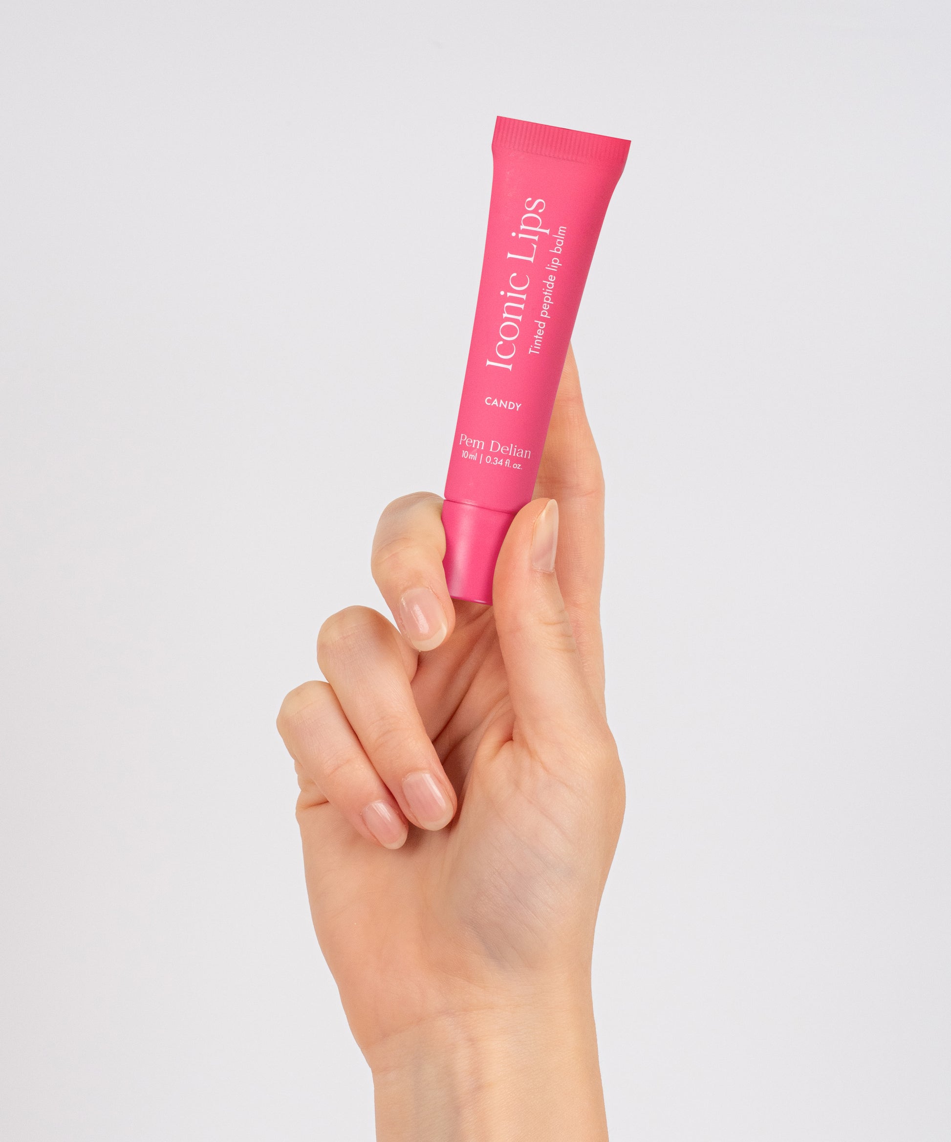 Pem Delian Iconic Lips candy színezett, peptides ajakápoló kézben