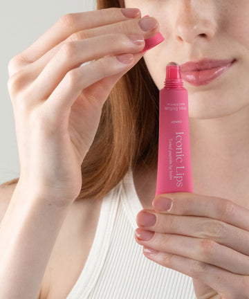 Pem Delian Iconic Lips candy színezett, peptides ajakápoló kupakját leveszi a modell