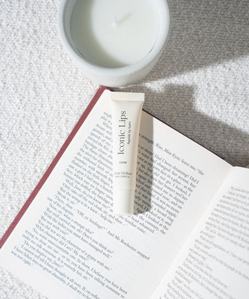 Pem Delian Iconic Lips clear vanília ízű peptides ajakápoló könyvön, mellette gyetya