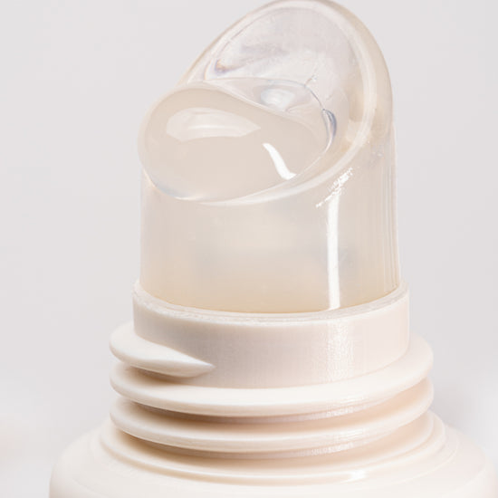 Pem Delian Iconic Lips clear peptides ajakápoló textúrája a tubusból kinyomva
