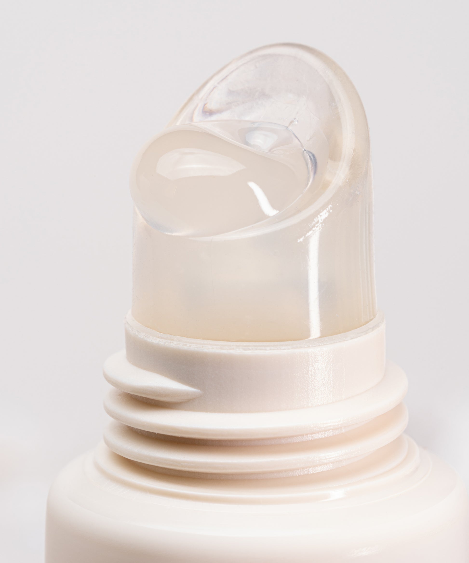 Pem Delian Iconic Lips clear peptides ajakápoló textúrája a tubusból kinyomva
