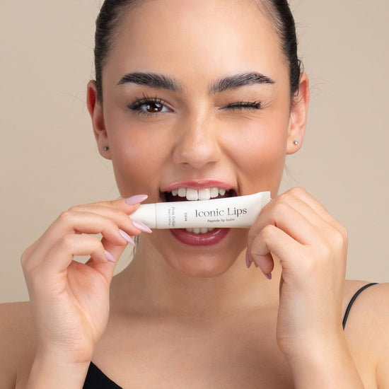 Pem Delian Iconic Lips clear vanília ízű peptides ajakápoló a barna hajú modell szájában
