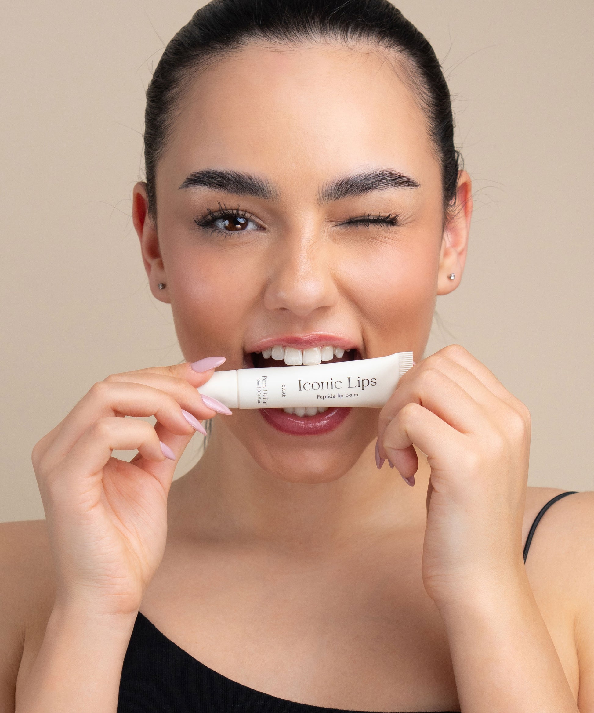 Pem Delian Iconic Lips clear vanília ízű peptides ajakápoló a barna hajú modell szájában
