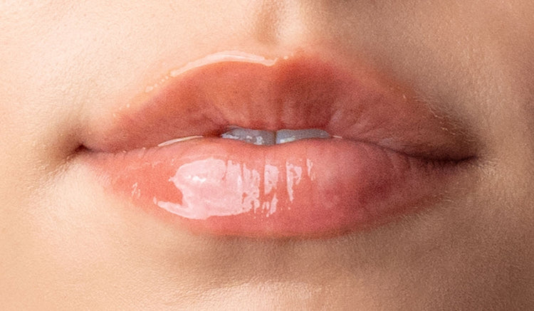 Pem Delian Iconic Lips clear vanília ízű peptides ajakápoló szájra felkenve

