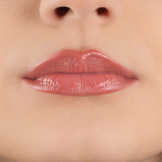 Pem Delian Iconic Lips coral színezett, peptides ajakápoló modell száján bemutatva
