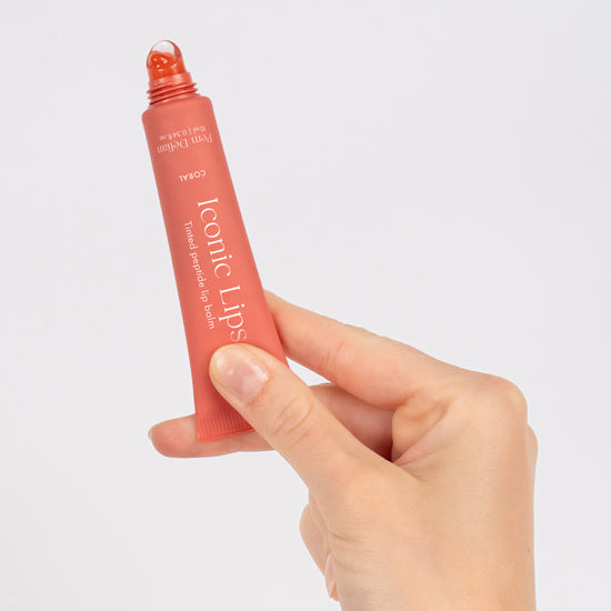 Pem Delian Iconic Lips coral színezett, peptides ajakápoló modell kezében

