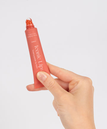 Pem Delian Iconic Lips coral színezett, peptides ajakápoló textúrája a tubusból kinyomva