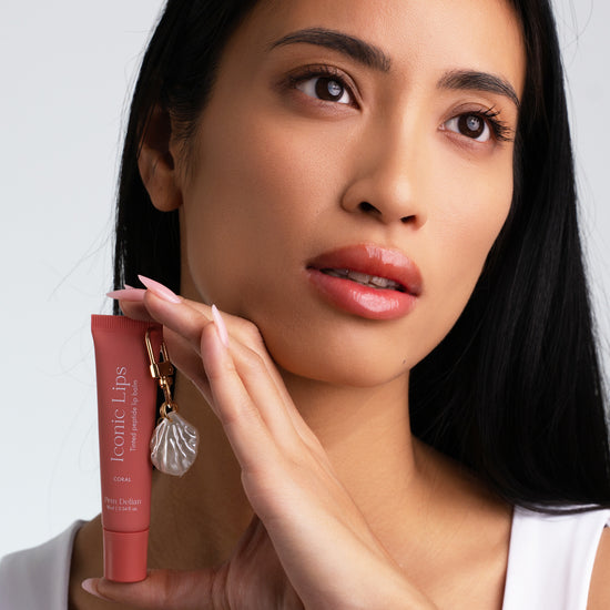 Pem Delian Iconic Lips Coral keleti modell kezében tartva