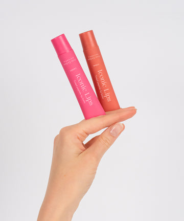 Pem Delian Iconic Lips coral és candy színezett, peptides ajakápoló modell kezében
