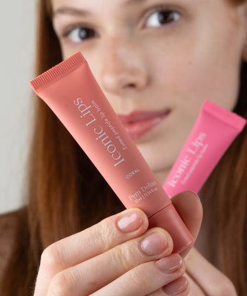 Pem Delian Iconic Lips coral és candy színezett, peptides ajakápoló modell kezében