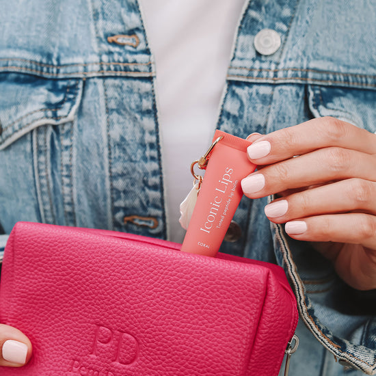 Pem Delian Iconic Lips coral színezett, peptides ajakápoló kagylós charmmal
korall színű sminktáskából kihúzva