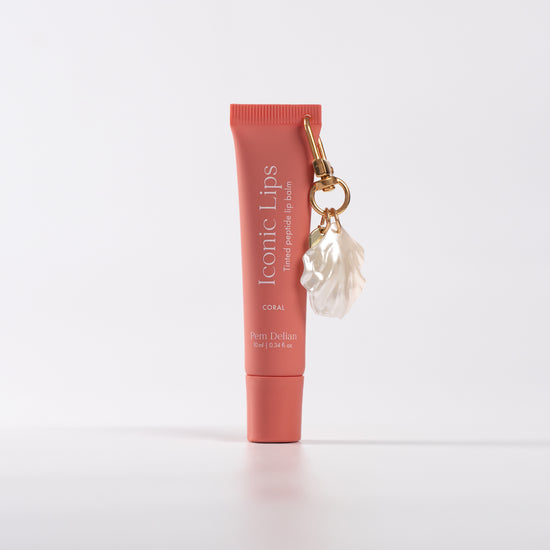 Pem Delian Iconic Lips Coral kagyló charm fehér háttérrel