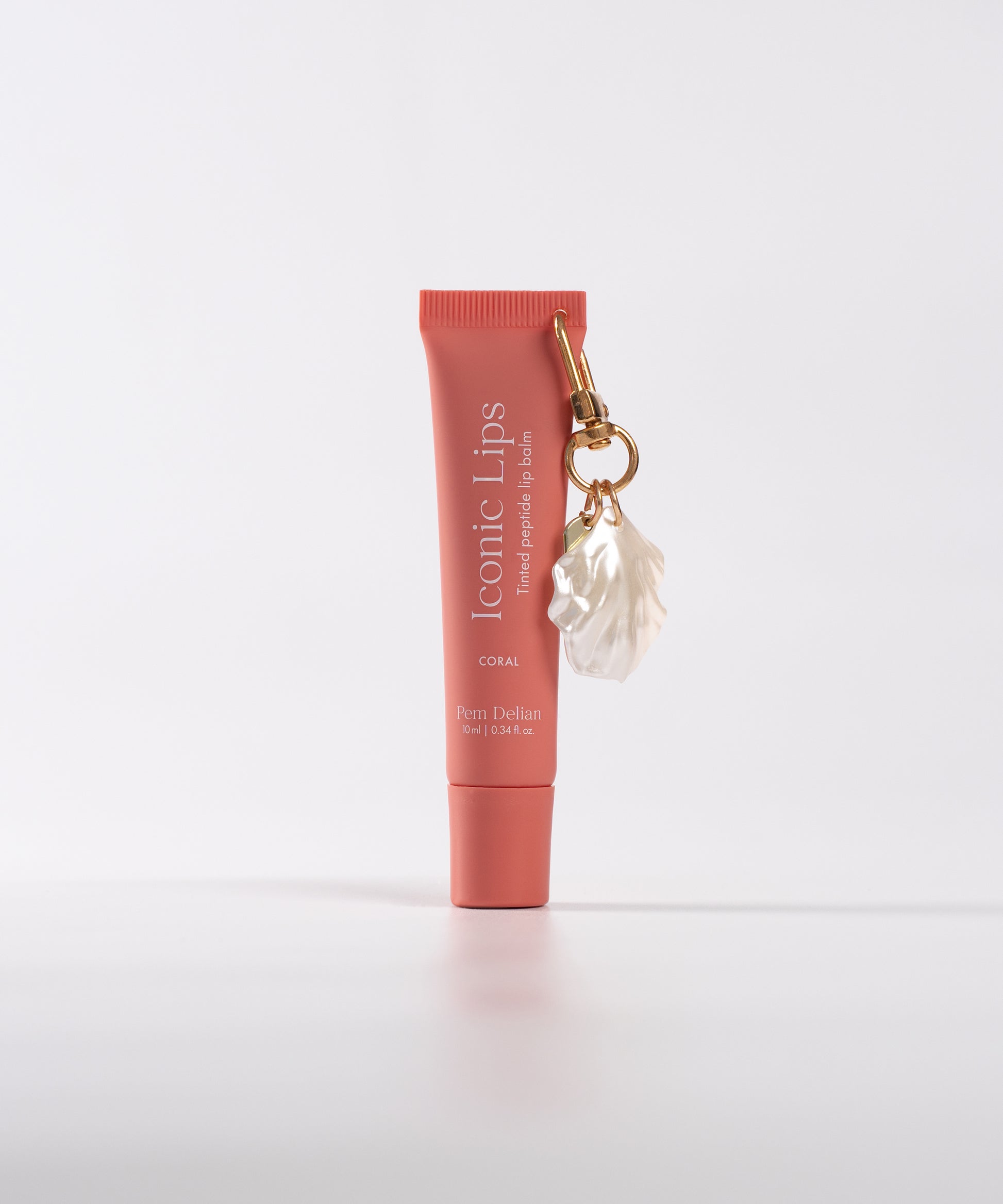 Pem Delian Iconic Lips Coral kagyló charm fehér háttérrel