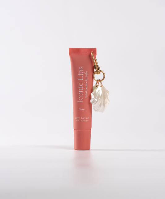 Pem Delian Iconic Lips Coral kagyló charm fehér háttérrel