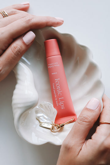 Pem Delian Iconic Lips coral ajakápoló kagyló tányéron kézben