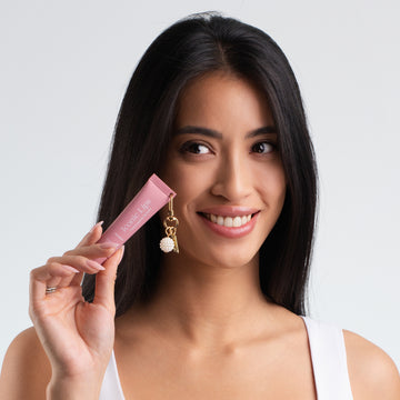 Pem Delian Iconic Lips Macaron mosolygós modell kezében tartja