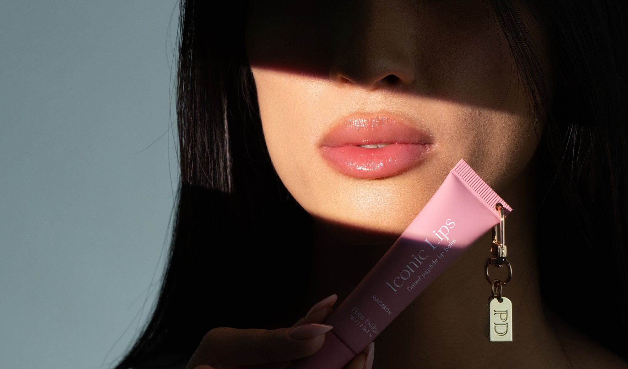 Pem Delian Iconic Lips Macaron modell arca elé tartja félárnyékban