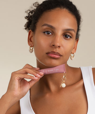 Pem Delian Iconic Lips Macaron modell kezében áll alatt tartva