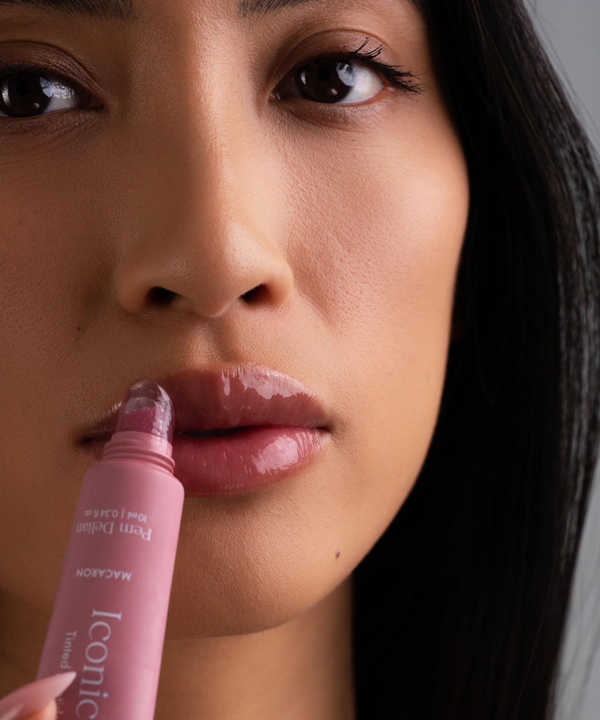 Pem Delian Iconic Lips Macaron - keleti modell ajkára viszi fel