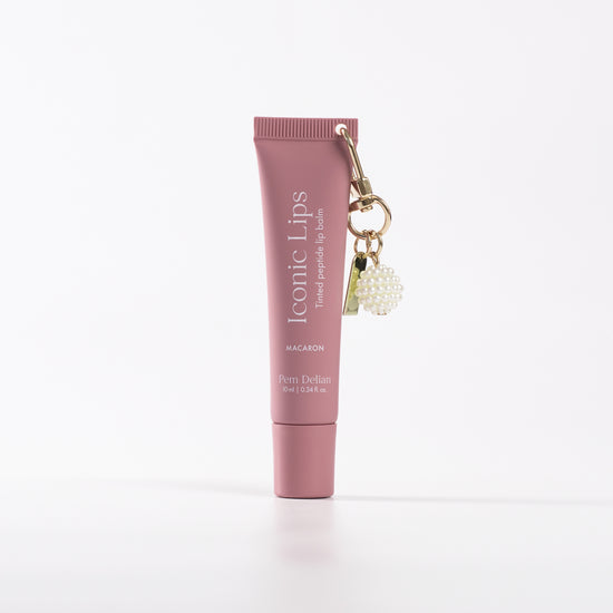 Pem Delian Iconic Lips Macaron charmmal fehér hátérrel