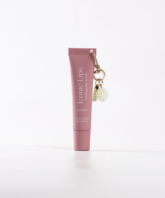 Pem Delian Iconic Lips Macaron charmmal fehér hátérrel