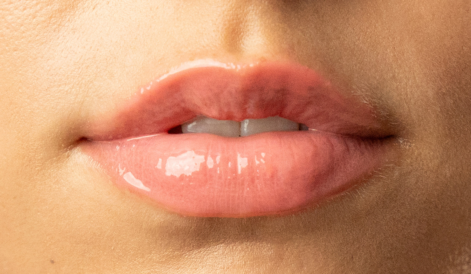 Pem Delian Iconic Lips ajakápoló modell száján