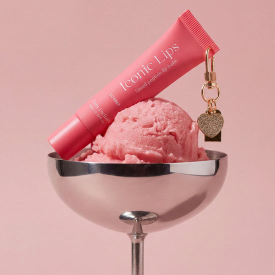 Pem Delian Iconic Lips sorbet ajakápoló egy fém pohárban fagyira fektetve a szív alakú charmja oldalra lelóg 